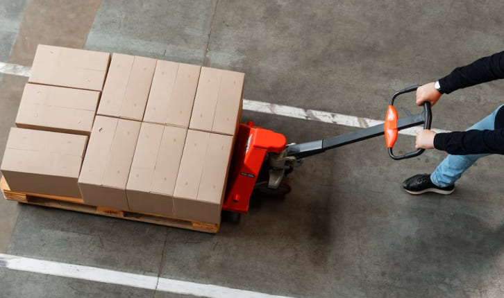 Грузчик Biocard тянет роклу с коробками. Авиа, авто, ЖД перевозки медицинских грузов с температурным режимом по РФ, миру.