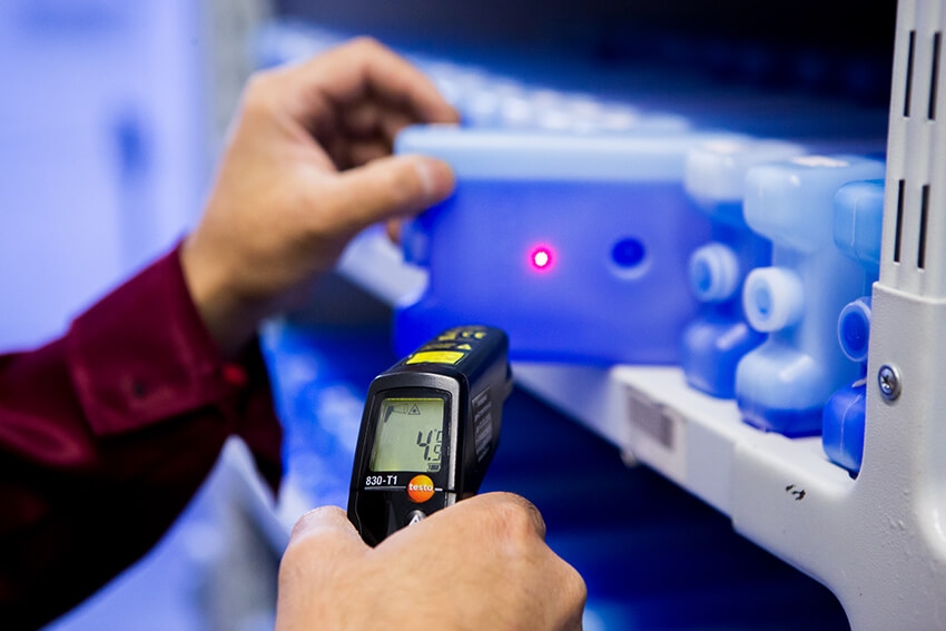 Специалист Biocard измеряет температуру в хладоэлементах SafePack, предназначенных для перевозки температурных грузов